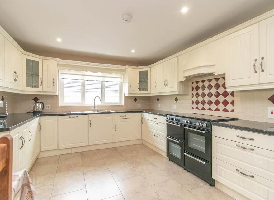 1 Lakeview, Corfeehone, Poles, H12H342