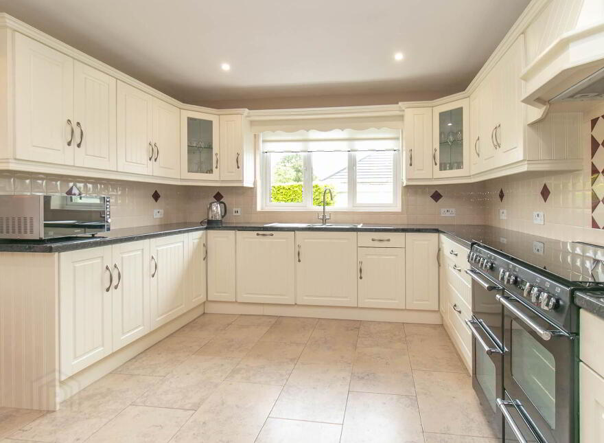 1 Lakeview, Corfeehone, Poles, H12H342