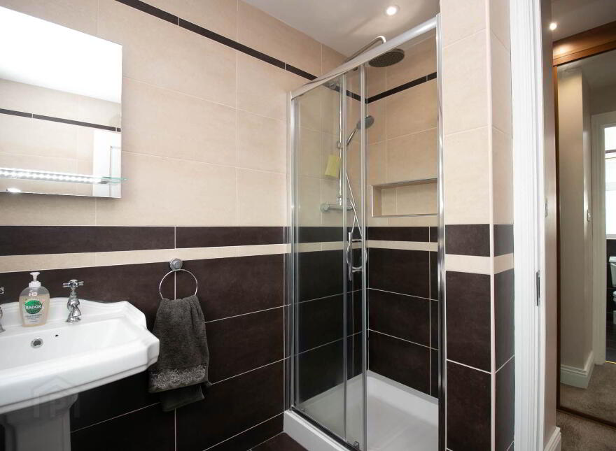 1 Lakeview, Corfeehone, Poles, H12H342