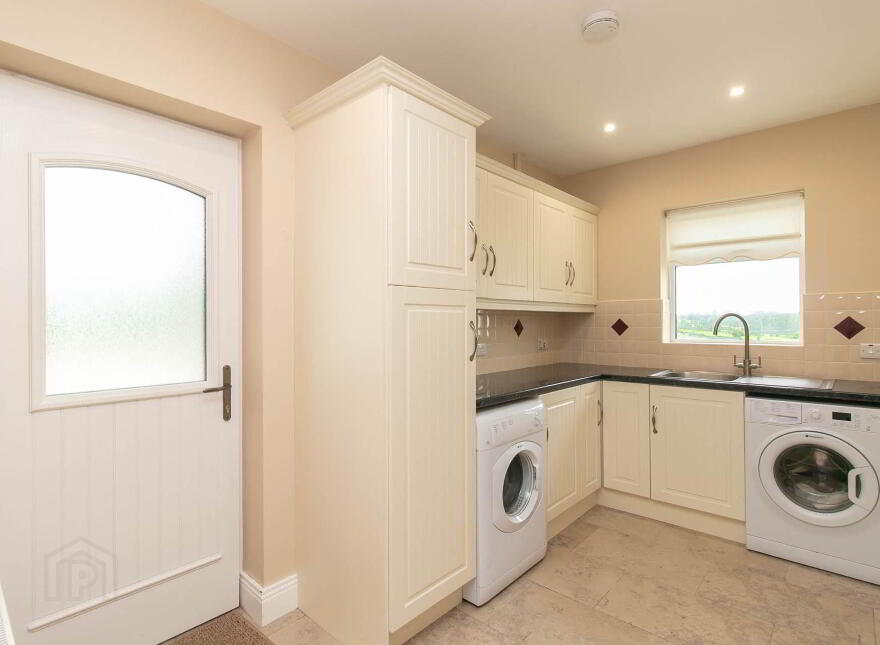 1 Lakeview, Corfeehone, Poles, H12H342