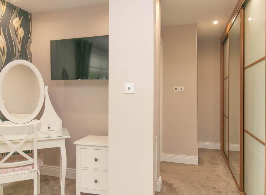 1 Lakeview, Corfeehone, Poles, H12H342