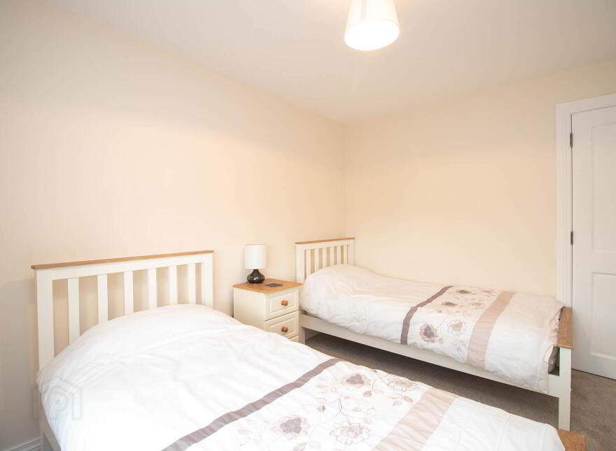 1 Lakeview, Corfeehone, Poles, H12H342