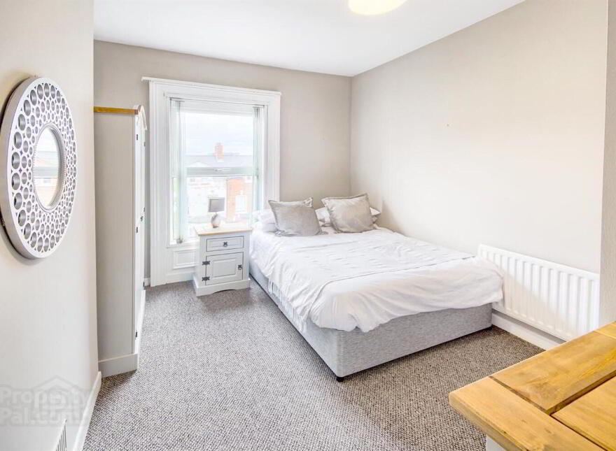 Room 1, 157 University Street, Belfast, HR photo