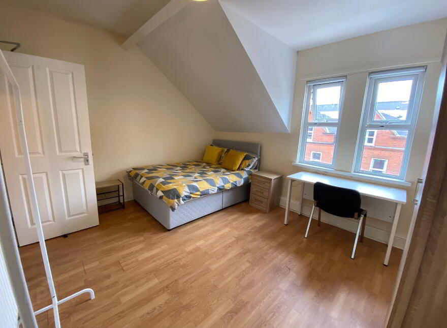 Elaine Street, Room 4, SHORT TERM - All Bills Included, Belfast, BT9 5AR