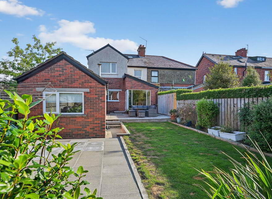 9 Luxor Gardens, Off Martinez Avenue, Belfast, BT5 5NB
