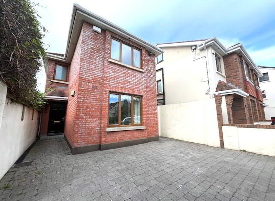 Castlefield Court, Knocklyon, Dublin, D16 photo