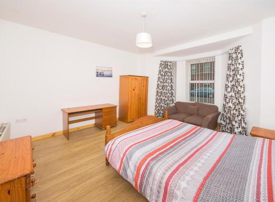 Room 1, 32 Wellesley Avenue, Belfast, BT9 6DG photo