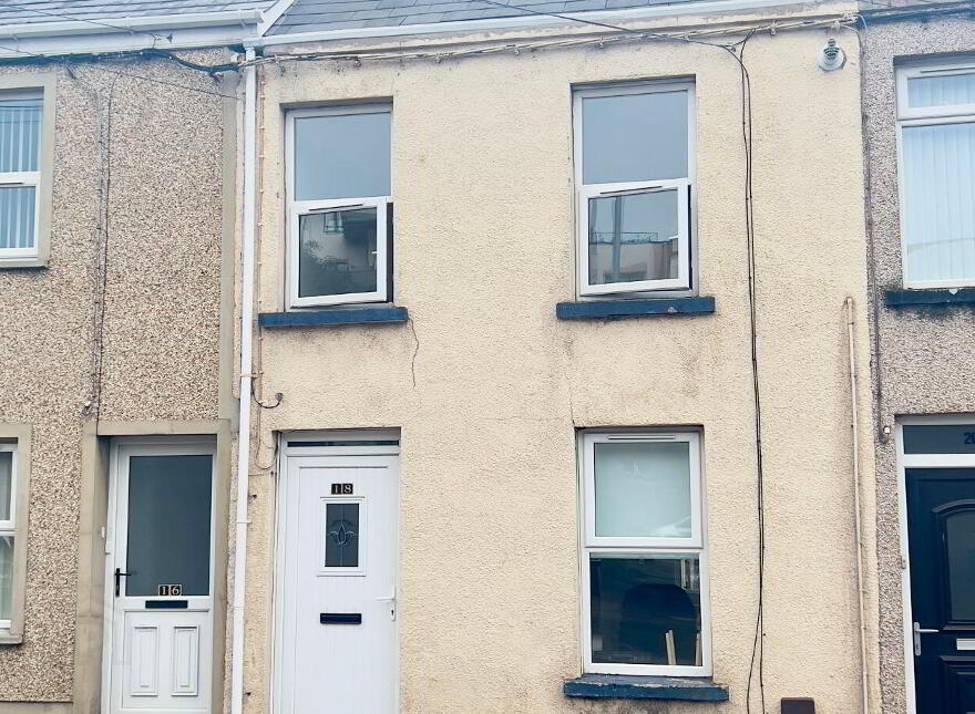 18 Circular Road, Larne, BT40 1HW photo
