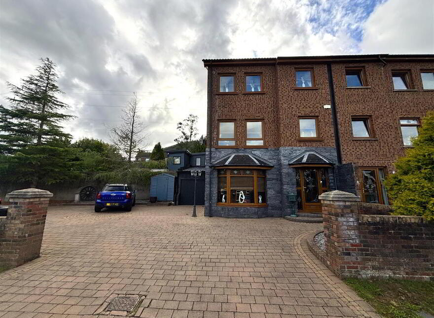 1 Lyndhurst View Close, Belfast, BT13 3XD