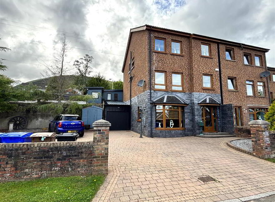 1 Lyndhurst View Close, Belfast, BT13 3XD