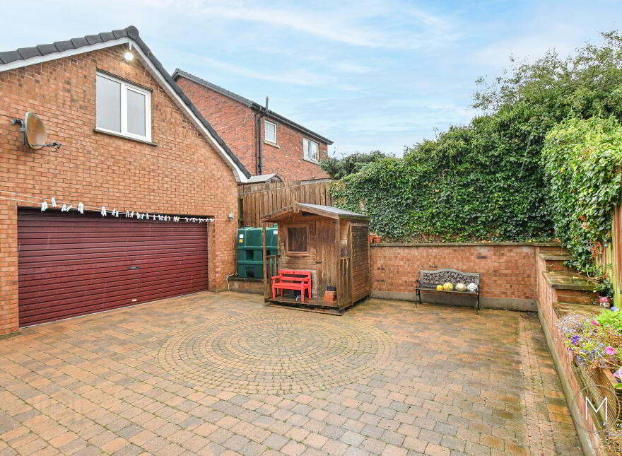 16 Laurelvale, Crumlin, BT29 4WW