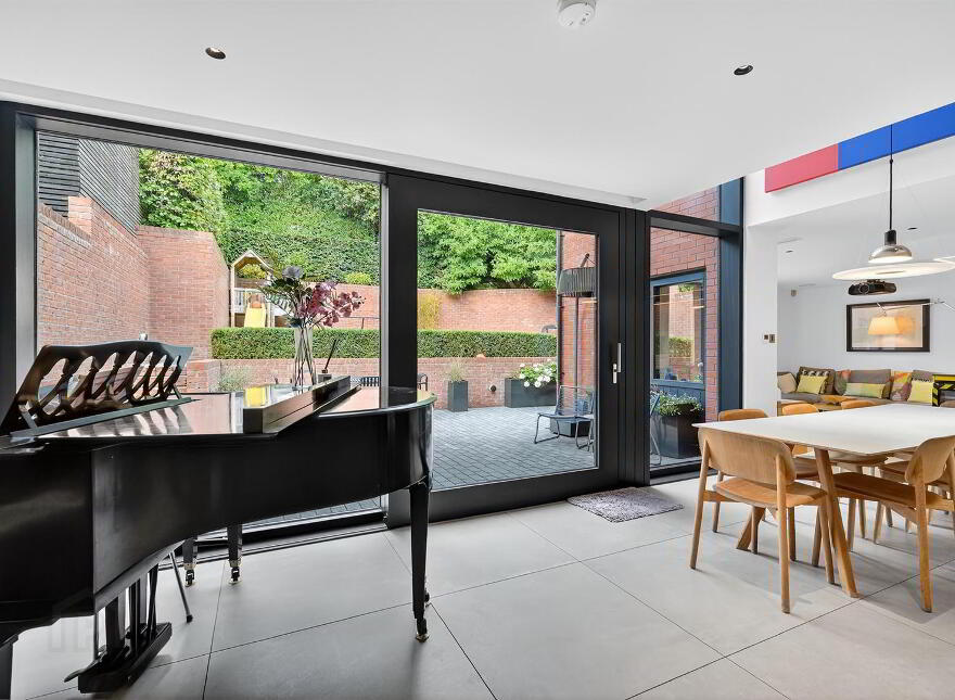 14 Hillside Drive, Belfast, BT9 5EJ