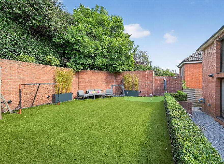 14 Hillside Drive, Belfast, BT9 5EJ