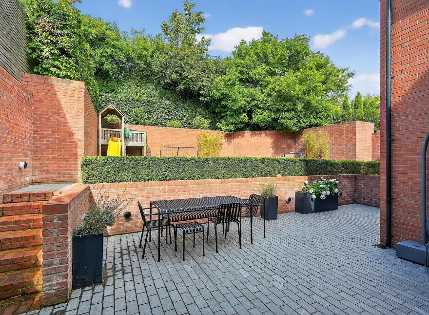 14 Hillside Drive, Belfast, BT9 5EJ