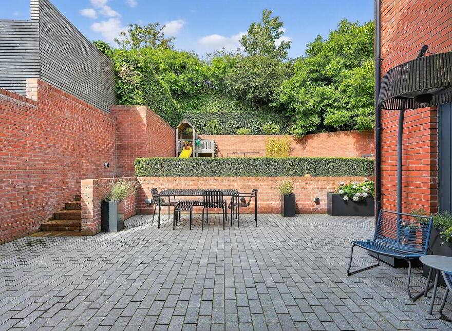 14 Hillside Drive, Belfast, BT9 5EJ