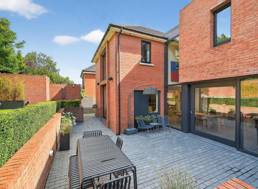 14 Hillside Drive, Belfast, BT9 5EJ