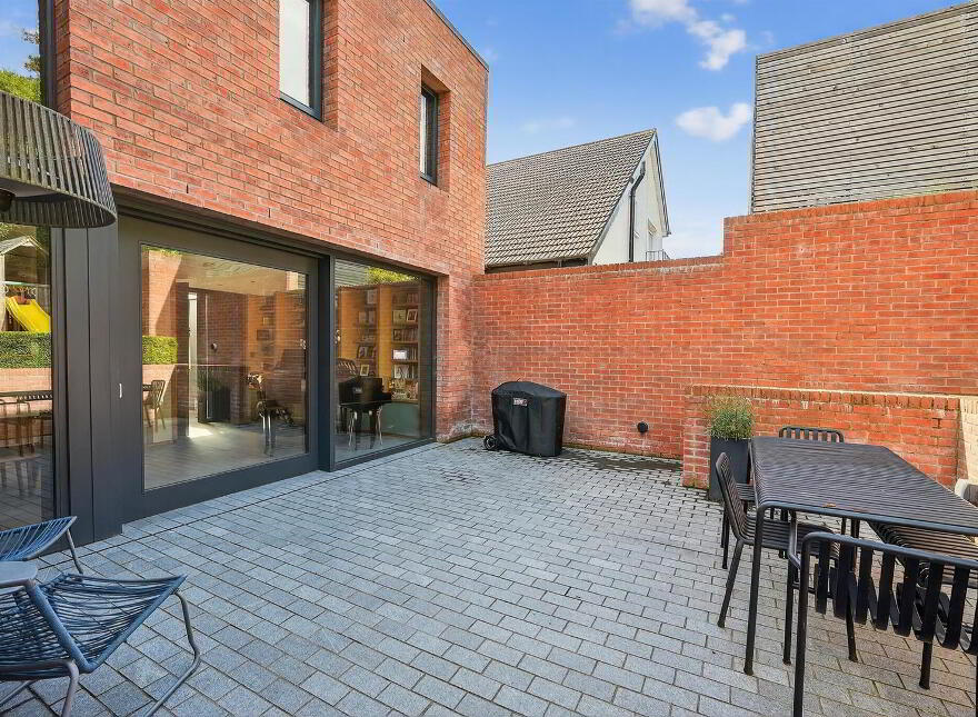 14 Hillside Drive, Belfast, BT9 5EJ