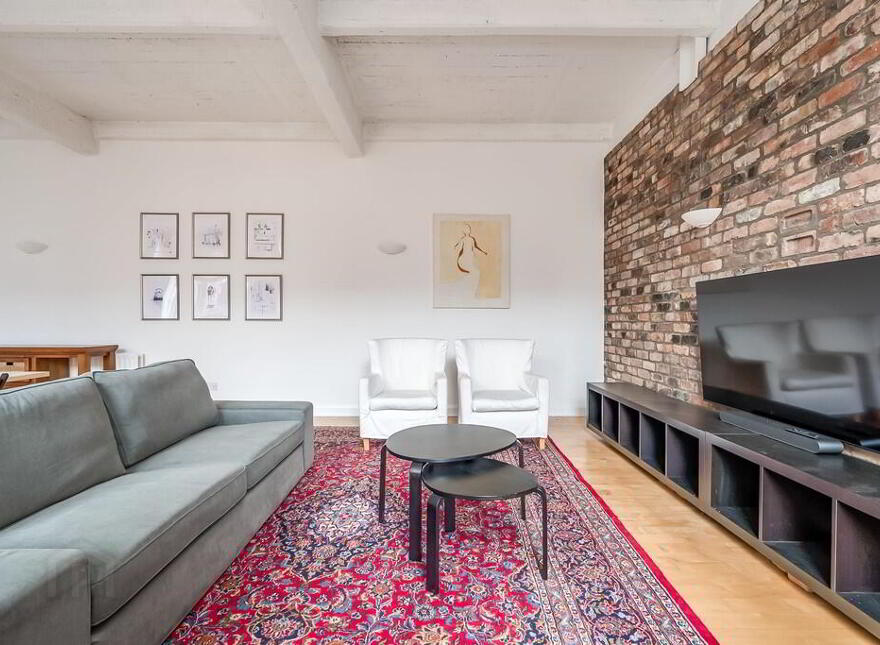 304 Somerset Studios, Belfast, BT7 1RP