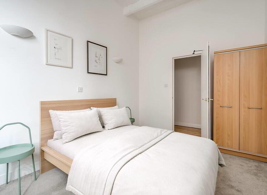 304 Somerset Studios, Belfast, BT7 1RP