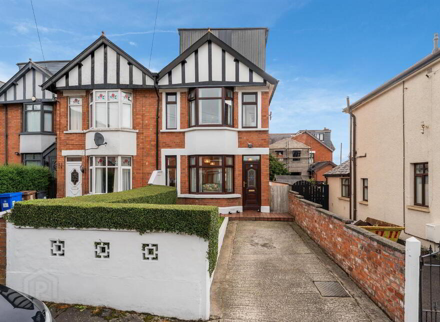 8 Mooreland Park, Andersonstown, Belfast, BT11 9AZ