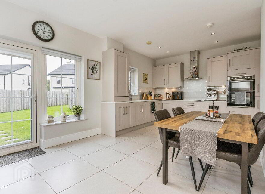 20 Fairfields Manor, Lisburn, BT28 3WA