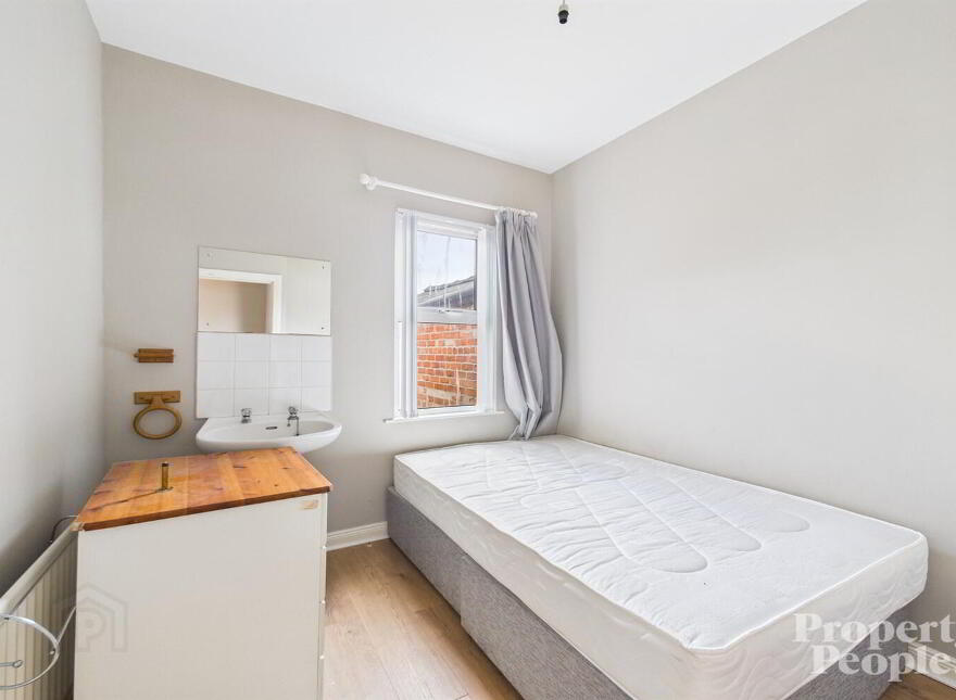 34 Sandhurst Gardens, Belfast, BT9 5AW