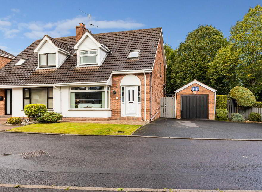 94 The Brambles, Lisburn, BT28 2XY photo
