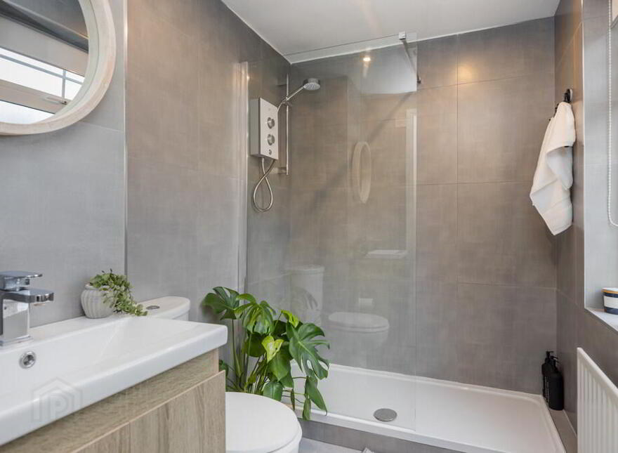 8 Academy House, College Drive, Wellington Square, Belfast, BT7 3LF