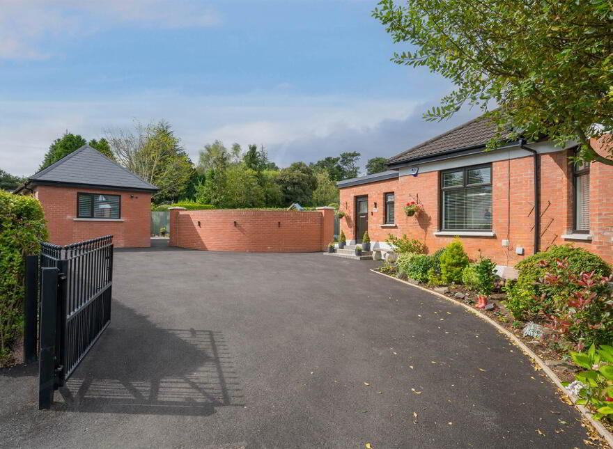49 Finaghy Park Central, Belfast, BT10 0HP photo