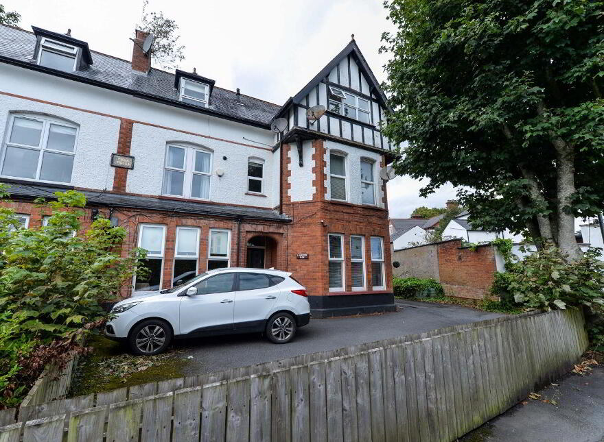 Flat 5, 1 Sandown Park, Belfast, BT5 6JP
