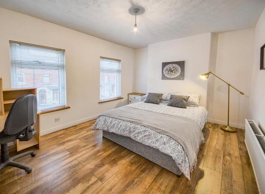 Room 3, 33 Farnham Street, Belfast, BT7 2FL photo
