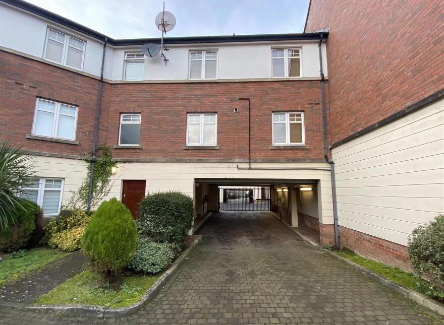 Apt 9 Academy House, 1 College Drive, Wellington Square, Belfast, BT7 3LF