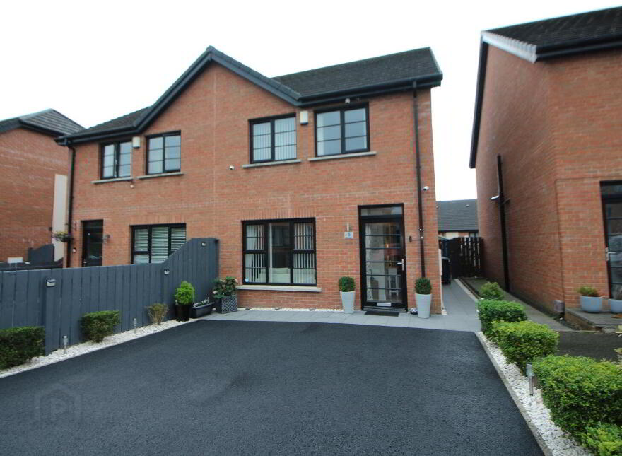 5 Highgrove Crescent, Carrickfergus, BT38 9TZ photo