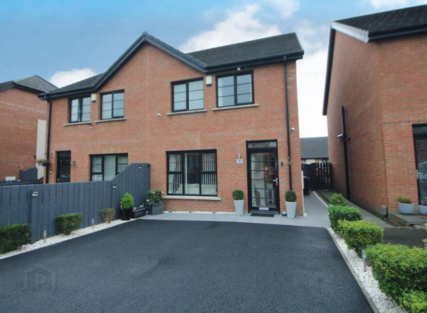 5 Highgrove Crescent, Carrickfergus, BT38 9TZ photo