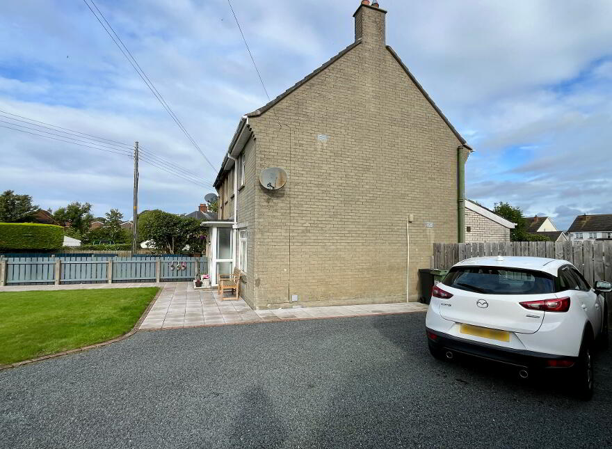 83 Ravarnet Road, Lisburn, BT27 5NF