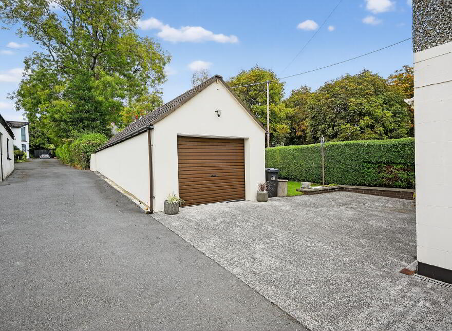 25 Belfast Road, Carrickfergus, BT38 8BY