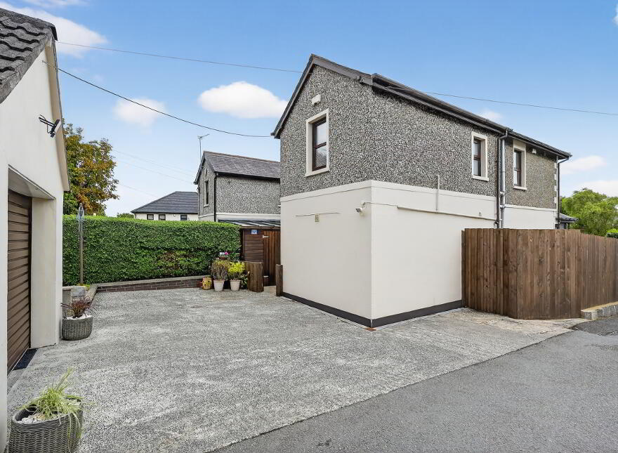 25 Belfast Road, Carrickfergus, BT38 8BY