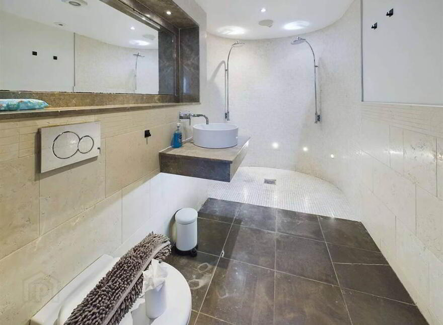 No, 18 Shaftesbury Court, Penthouse Apartment, Marcus Ward Street, Belfast, BT7 1RY