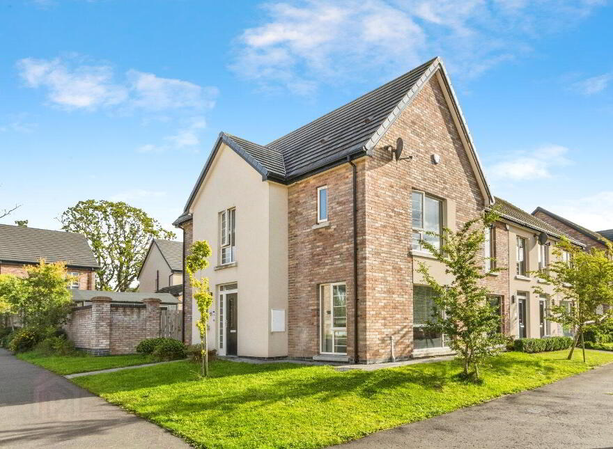 48 Woodbrook Avenue, Lisburn, BT28 2ZG photo