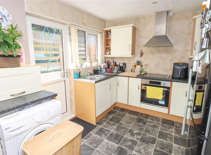 14 Castlemore Park, Belfast, BT6 9RP
