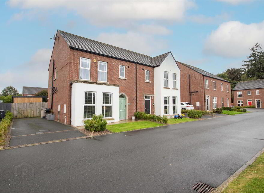 31 Eaton Park, Dunmurry, Belfast, BT17 9FX