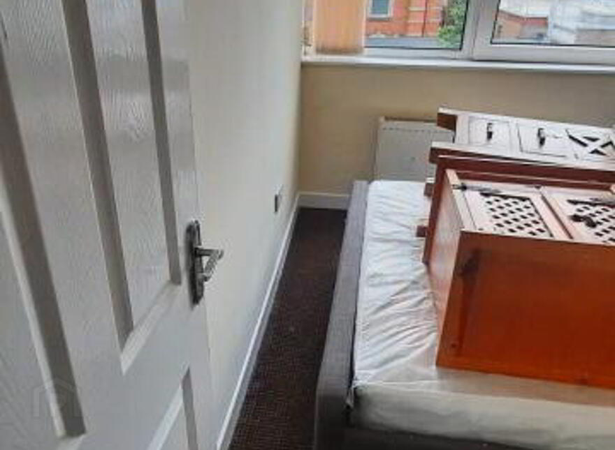 Apt 2, 121 Falls Road, Belfast, BT12 6AA