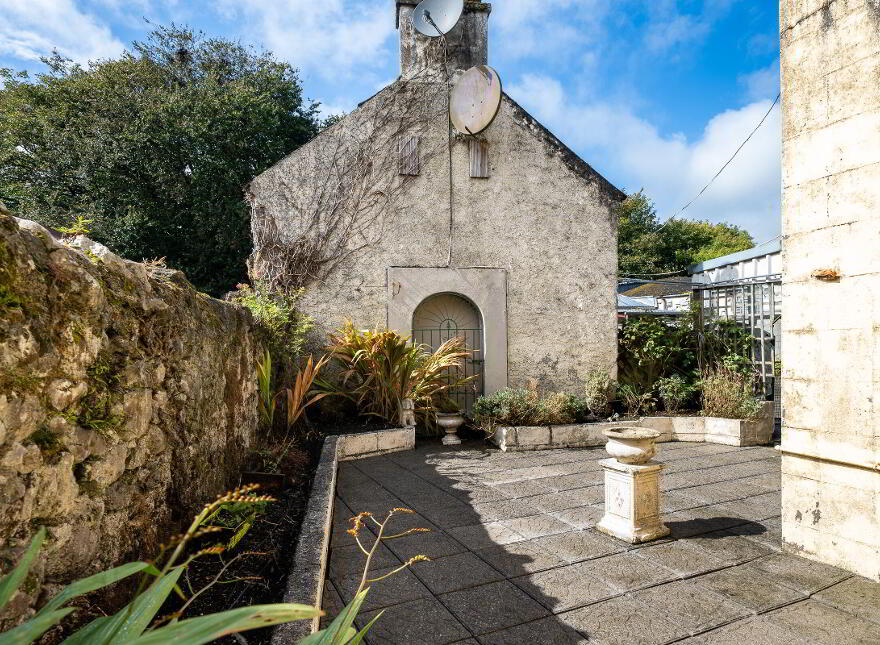 Main Street, Ferbane, R42DK49