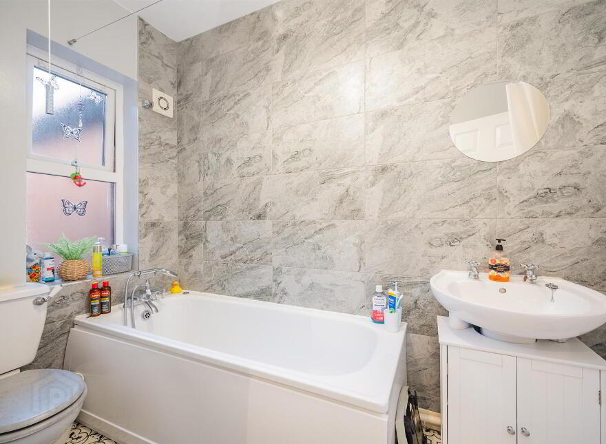 17 Lisavon Parade, Belfast, BT4 1LE