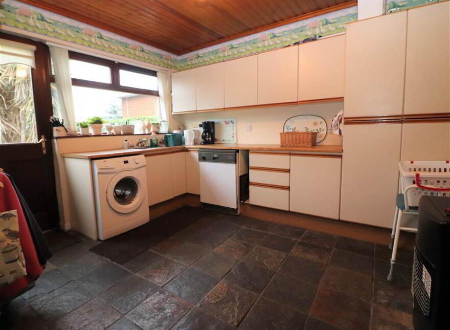 102 Hillhall Road, Lisburn, BT27 5BT