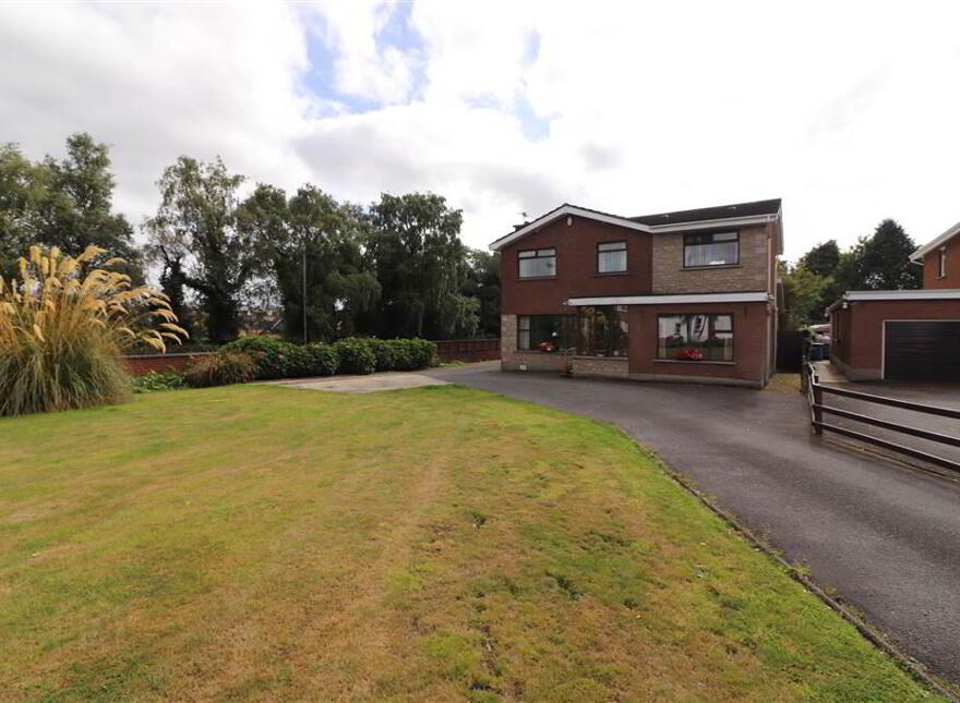 102 Hillhall Road, Lisburn, BT27 5BT