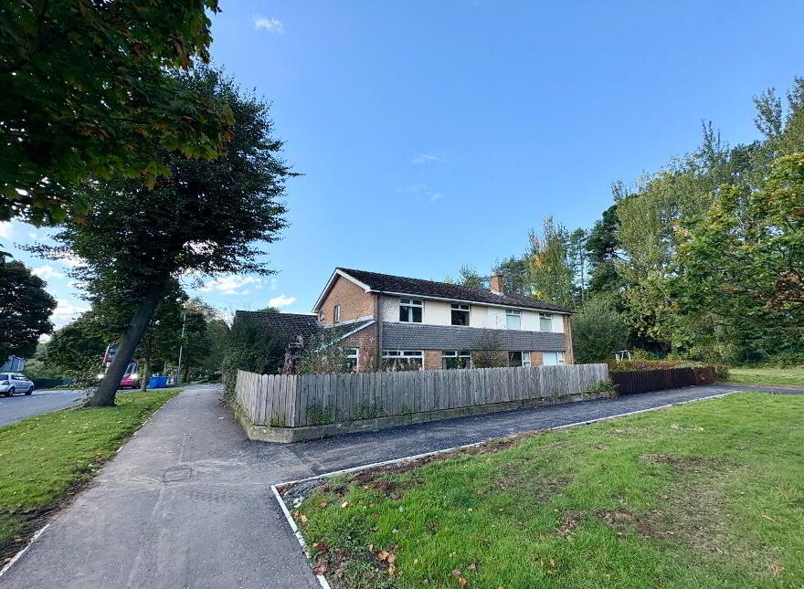 254 Belvoir Drive, Belfast, BT8 7DU photo
