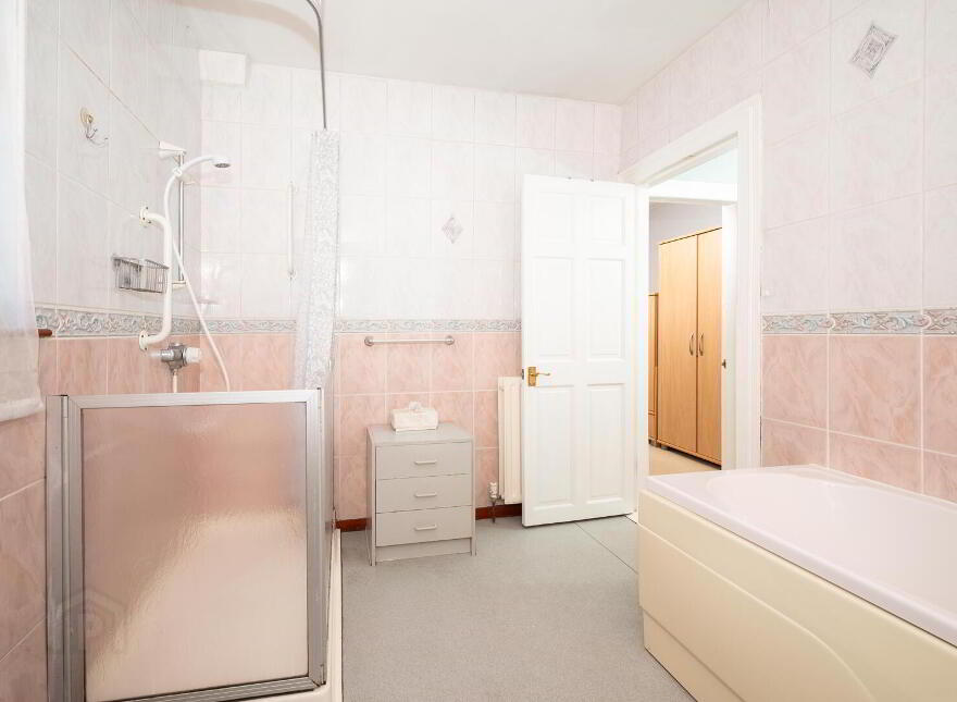 1 Lisavon Parade, Belfast, BT4 1LE