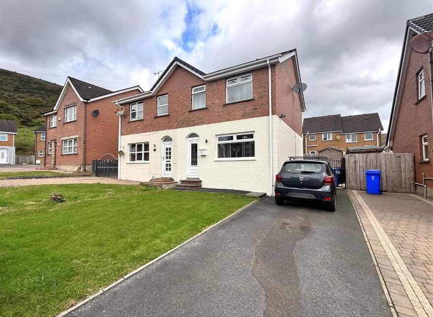 16 Lyndhurst Place, Belfast, BT13 3XU