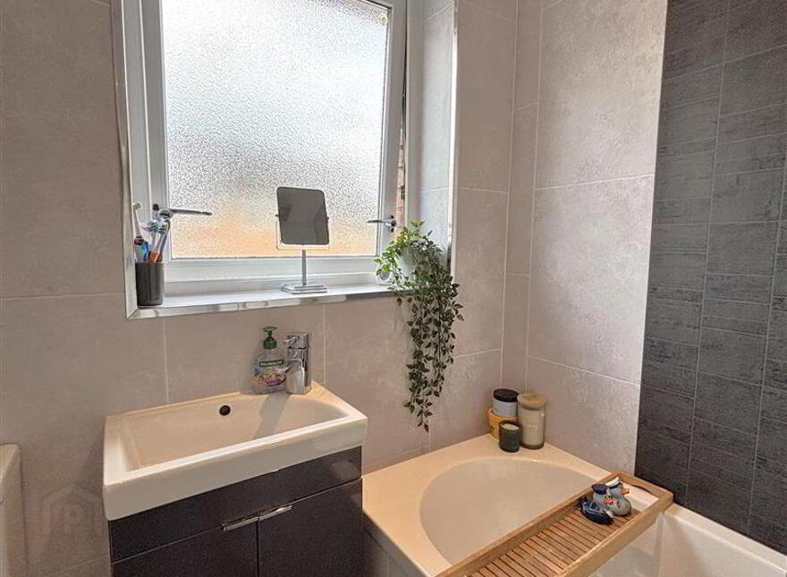 16 Lyndhurst Place, Belfast, BT13 3XU